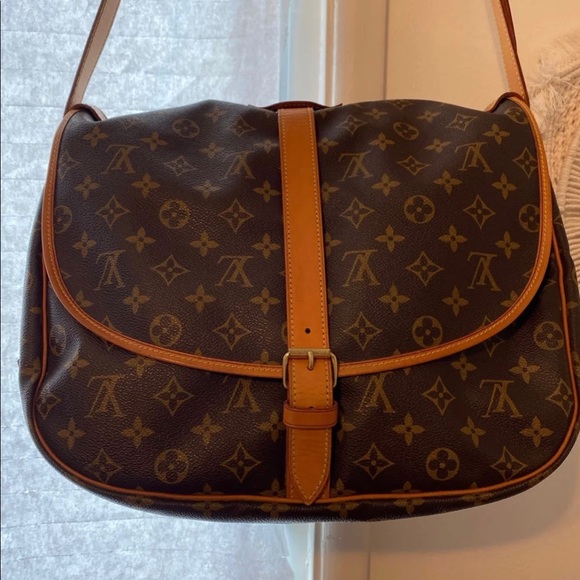 ❌SOLD❌Authentic Louis Vuitton Samur 35 - Picture 2 of 9